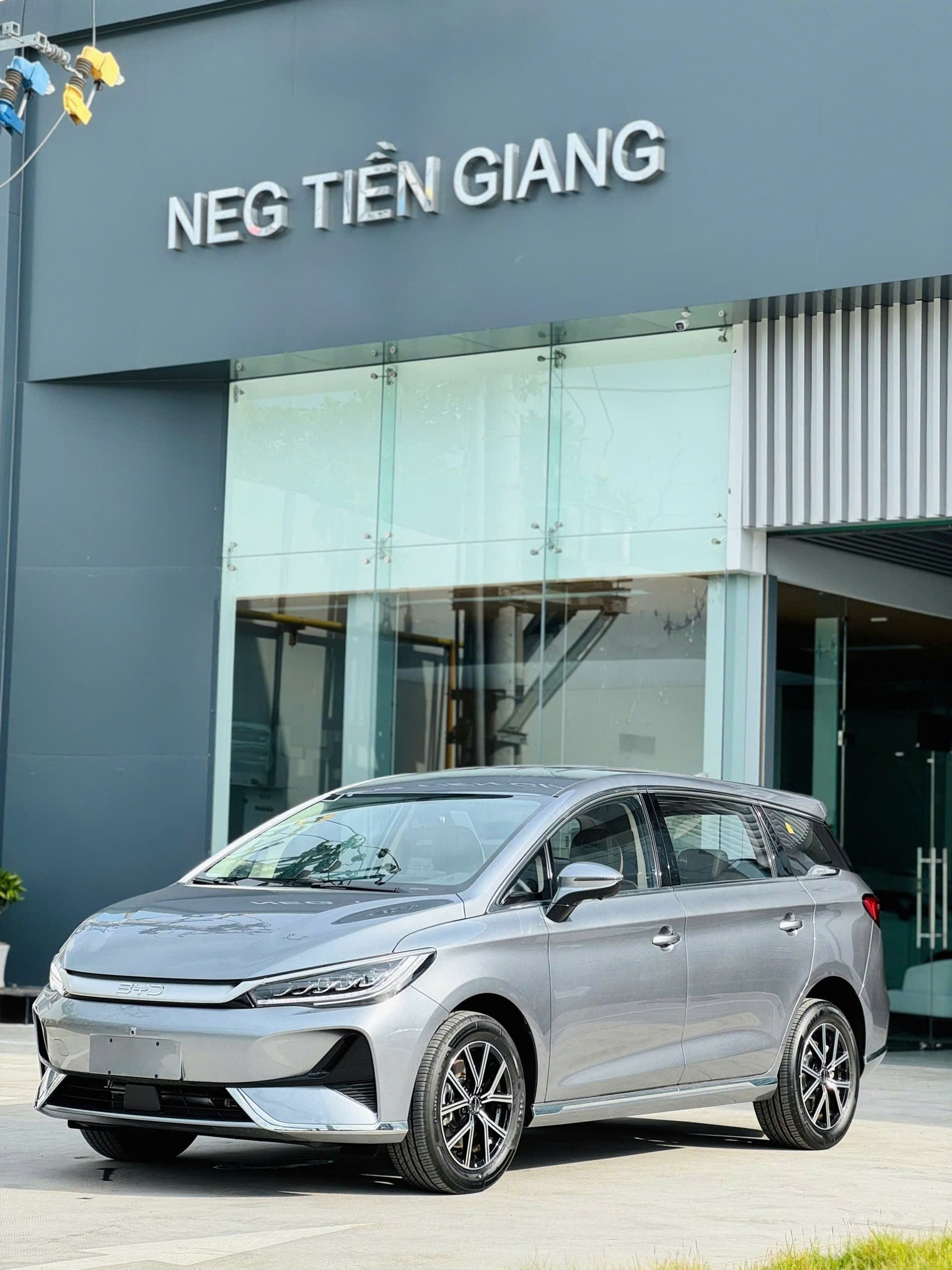 BYD M6 - MPV 7 Chỗ Thuần Điện tại BYD Tiền Giang